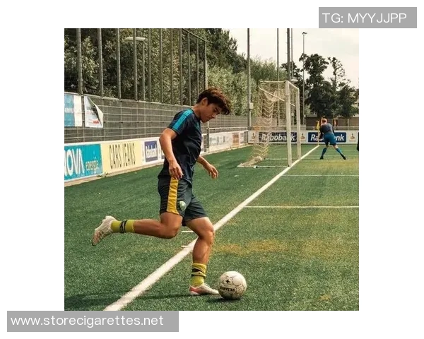 大足球明星展现肌肉魅力与运动精神的完美结合 大足球明星展现肌肉魅力与运动精神的完美结合